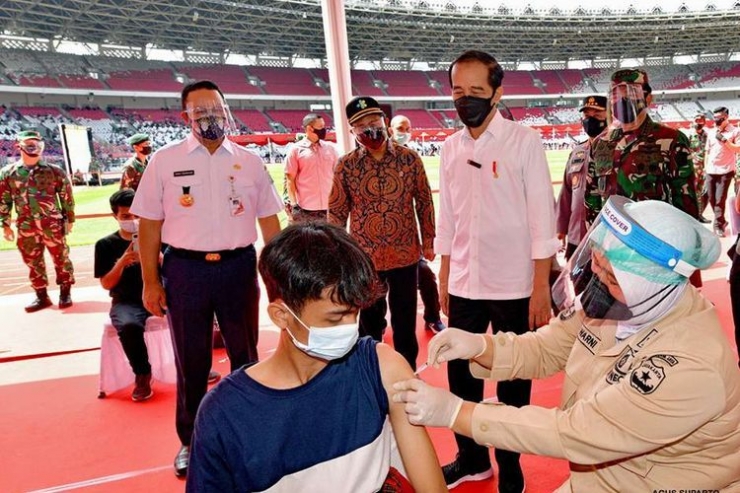 Presiden Jokowi meninjau pelaksanaan vaksinasi di Gelora Bung Karno. Foto