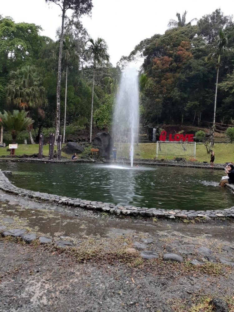 Kolam renang dg air terjun (dok. pribadi)