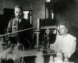 Marie Curie dan suaminya, Pierre Curie. Sumber: https://commons.wikimedia.org/wiki/File:Pierre_and_Marie_Curie.jpg