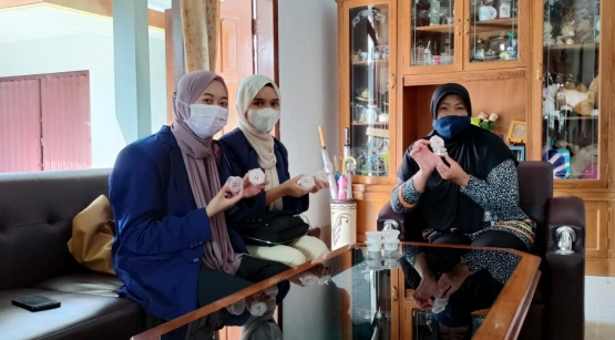 Penyerahan Hasil Masker Organik Stroberi Kepada Kelompok Wanita Tani/dokpri