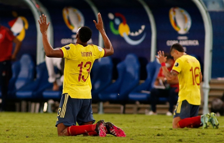 Yerry Mina menjadi andalan di lini belakang Kolombia. Sumber: AFP/via Mediaindonesia.com