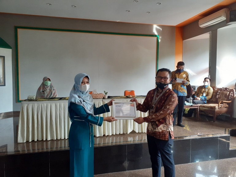 Pemberian Cindera Mata. Sumber Foto: Dokpri