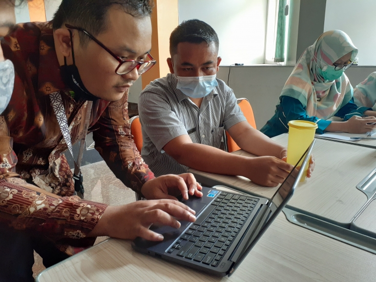 Pendampingan dalam pelatihan. Sumber Foto: Dokpri