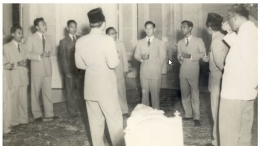 Presiden Soekarno mengundang atlet Indonesia dan ofisial tim untuk Olimpiade Helsinki pada10 Juni 1952 di Istana Negara. Capture / screenshot dari kompaspedia.kompas.id edisi 15 September 2020.