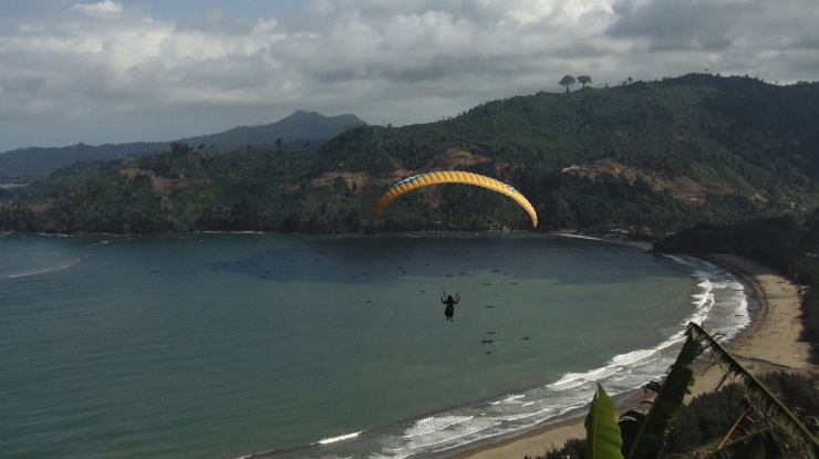 Paralayang di Pantai Gemah, Tulungagung