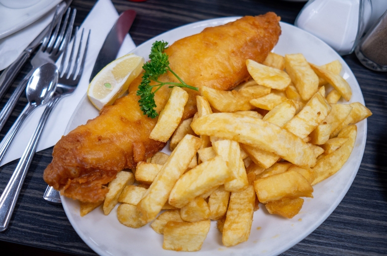 Fish & Chips, makanan khas Inggris. Sumber: Matthias Meckel / wikimedia