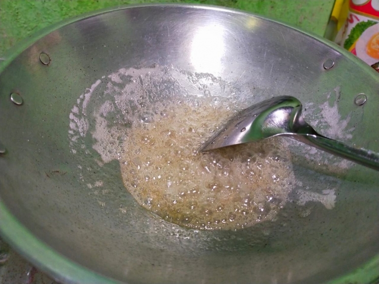Membuat Lumur Gula atau karamel | Foto: Siti Nazarotin