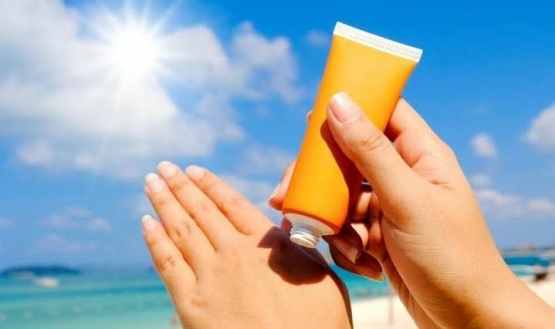 Ilustrasi mengaplikasikan sunscreen (sumber: orami.co.id)