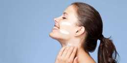 Ilustrasi perempuan yang mengaplikasikan sunscreen (sumber: lifestyle.kompas.com)