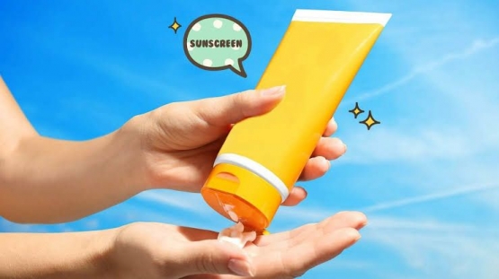 Ilustrasi pengaplikasian sunscreen (sumber: orami.co.id)