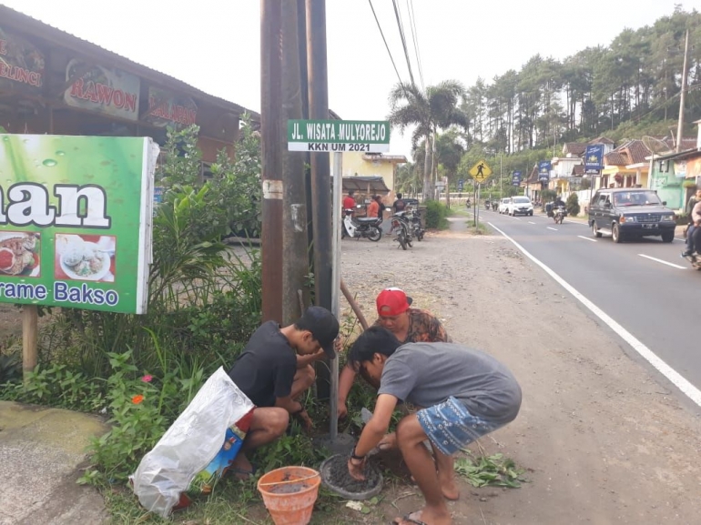 Pemasangan Papan Nama Jl. Wisata Mulyorejo