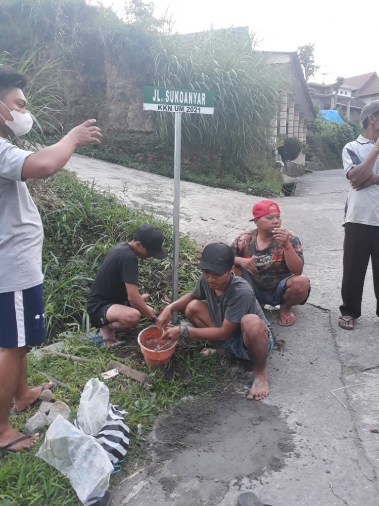 Pemasangan Papan Nama Jl. Sukoanyar