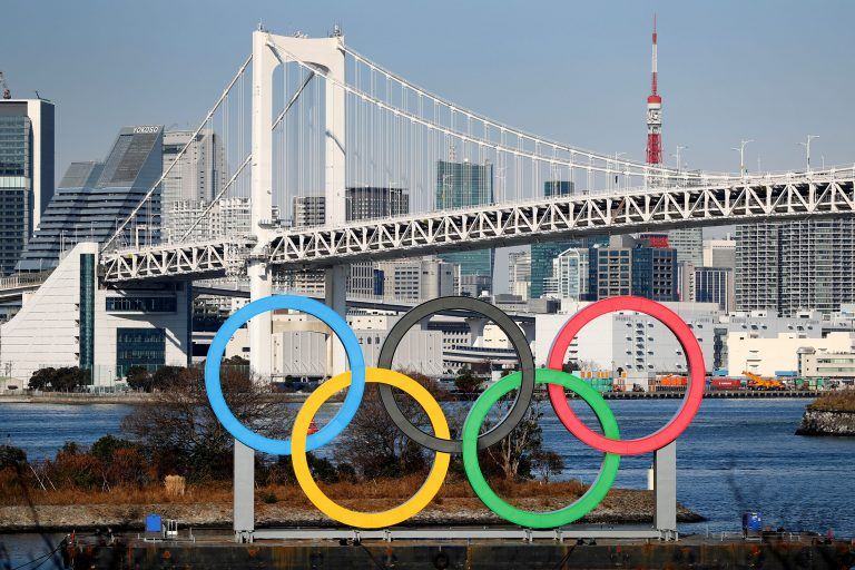 Lambang Olimpiade untuk Tokyo 2020, dengan latar belakang Rainbow Bridge serta ibukota metropolitan Tokyo./www.jazvideocafe.com 