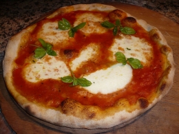 Pizza Margherita, pizza asli Italia. Sumber: Mario56 / wikimedia