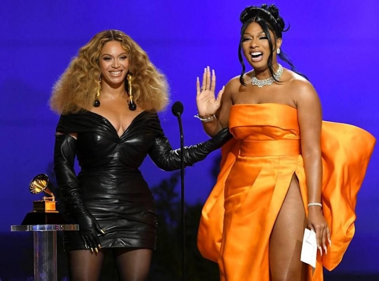 Beyoncé dan Megan Thee Stallion memberikan speech atas kemenangan single kolaborasi mereka dalam Grammy Awards 2021 (Sumber: Yahoo)