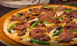 Pizza Rendang ala Indonesia. Sumber: domino's / www.liputan6.com