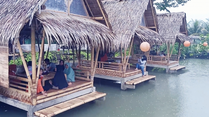 Rumah makan berkonsep alam saat ini menjadi daya tarik para pengunjung/dokpri