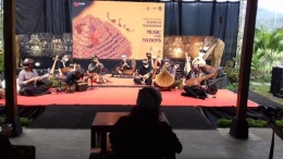 Pentas musik memakai alat-alat musik yang tergambar pada relief Borobudur (Dokpri)