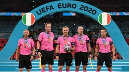 Wasit Belanda Bjorn Kuipers (tengah) dan timnya setelah final Euro 2020 (Sumber: uefa.com)