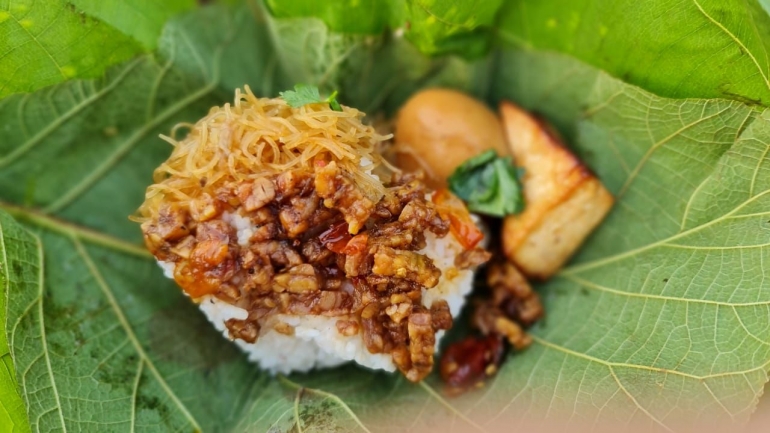 Nasi Rames, Daun Pohon Jati(Dokumentasi Pribadi)