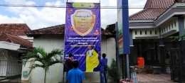 Pemasangan banner vaksinasi Covid-19 di depan Kantor Balai Desa Krandegan, Trenggalek oleh mahasiswa KKN UM - dokpri
