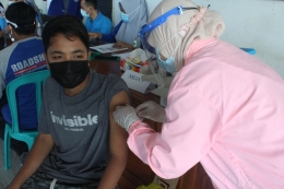 Penyuntikan vaksin yang dilakukan oleh petugas vaksinasi Covid-19 Desa Krandegan - dokpri