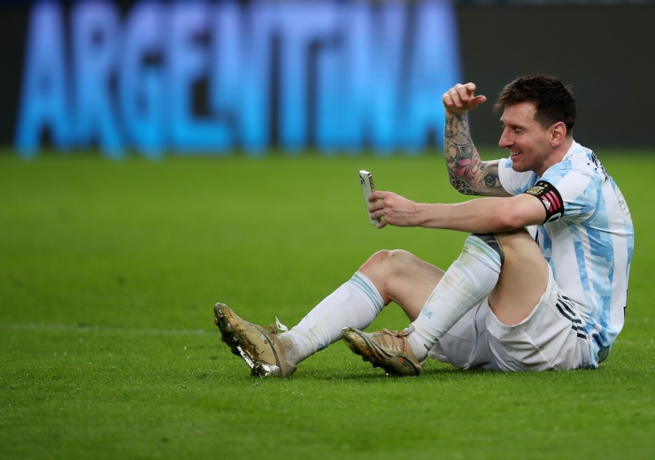 Lionel Messi berbincang dengan keluarganya via video call usai membawa Argentina juara Copa America 2021/Foto: Reuters/Ricardo Moraes