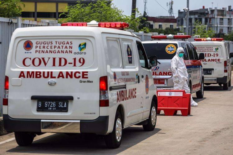 Rombongan ambulan yang digunakan untuk mengantar-jemput korban Covid-19. (nasional.kompas.com)