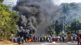 Penjarahan dan kerusuhan di Durban menyusul ditahannya Jacob Zuma. (AP/Andre Swart)