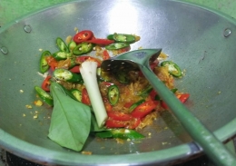 Menumis cabe, tomat dan bumbu pelengkap lainnya | Foto: Siti Nazarotin