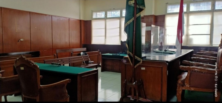 Sidang ditunda gara-gara saksi terpapar Covid 19. Ruang sidang PN Jakut yang kosong (foto Nur Terbit)