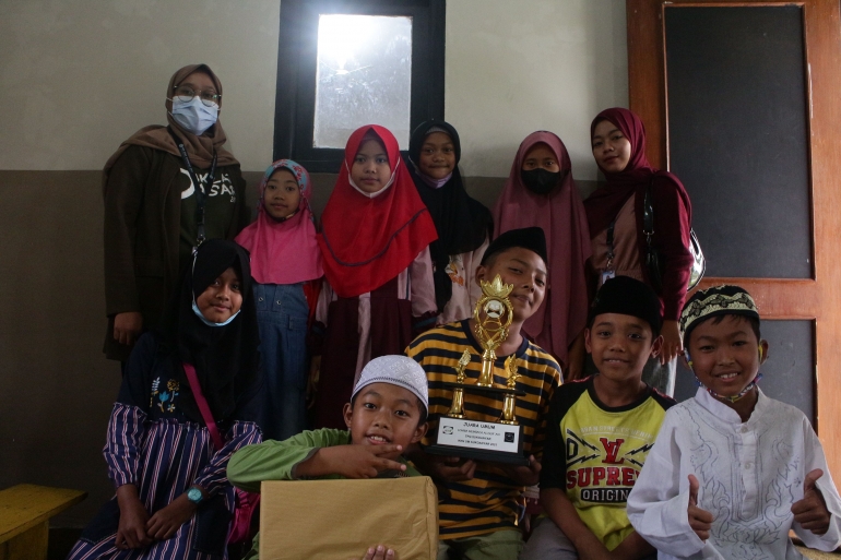 Foto Bersama Kelompok Al-Qur'an D Sebagai Juara Lomba Hafalan Hukum Bacaan Al-Qur'an/ Dok. Tim KKN UM/dokpri