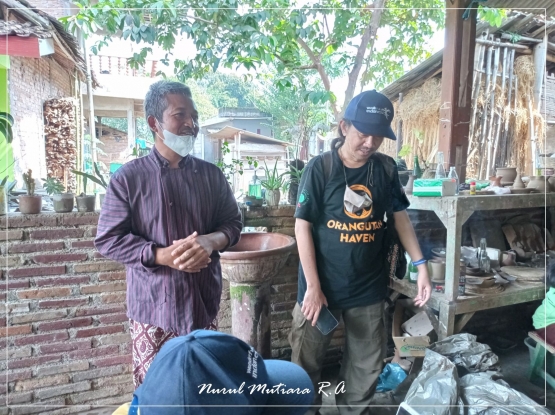 Pak Supoyo (kiri) tengah menjelaskan tentang gerabah dan Dusun Klipoh (dokumentasi pribadi)