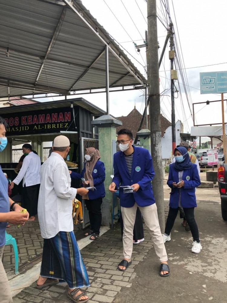 Foto Pembagian Masker di Masjid. Dokpri