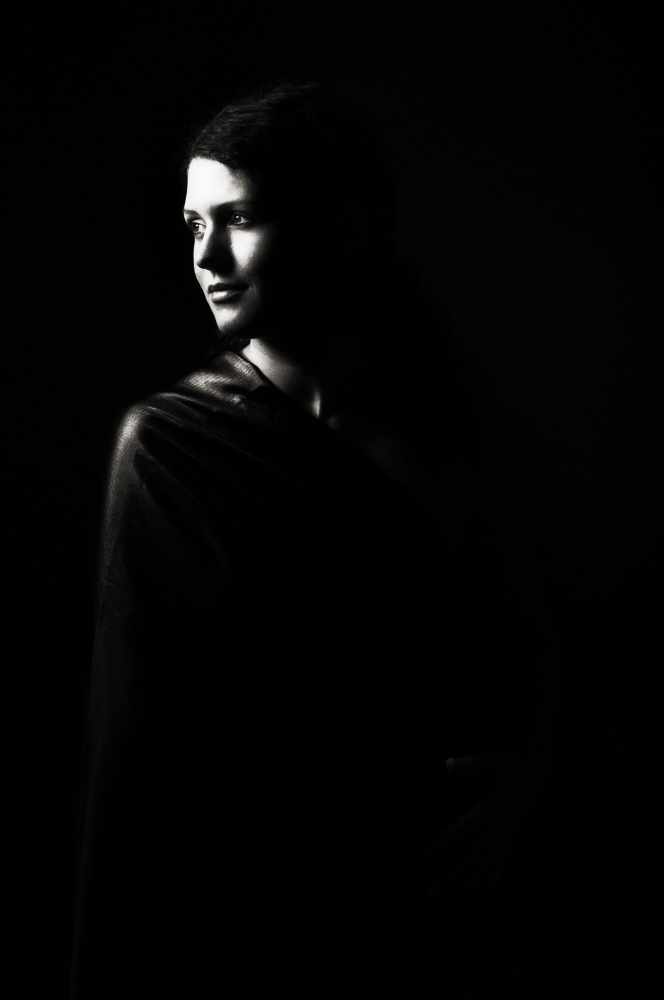 Ilustrasi sosok perempuan berpose dalam gelap (Foto: ractapopulous Via Pixabay)