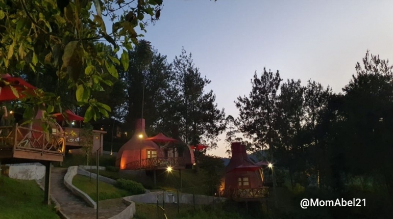 Suasana glamping Mulberry Hills pada pagi hari sebelu matahari terbit (Foto : dokpri)