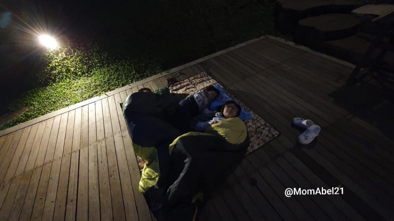 Anak-anak menikmati tidur dan bermain di luar tenda (Foto : dokpri)