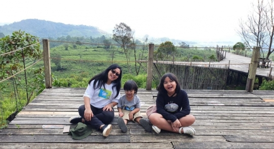 Saya dan anak-anak menikmati alam Ciwidey di Teras Bintang (Foto : dokpri)