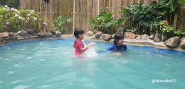 Anak-anak berendam di VIP pool Maribaya (Foto : dokpri)