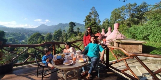 Menikmati pagi di balkon glamping Mulberry Hills by the Lodge (Foto : dokpri MomAbel)