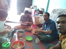 Menikmati masakan pesta budaya kerja tahun bersama keluarga kecil, Desa Serdang, Tanah Karo (17/07/2021)