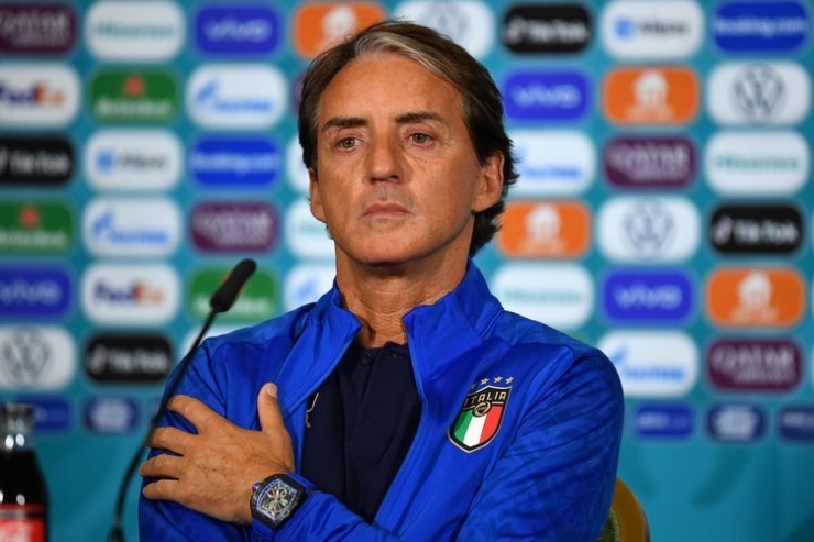 Roberto Mancini berbicara kepada media pada sesi konferensi pers jelang laga Grup A Euro 2020 antara Italia kontra Swiss di Stadion Olimpico, 15 Juni 2021. Foto: UEFA via Kompas.com