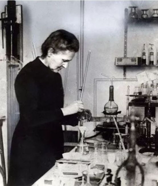 Marie Curie di laboratorium kimianya di Institut Radium di Prancis, April 1921. Sumber: https://www.lindau-nobel.org/marie-curies-american-adventure/