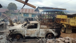 Sejumlah kendaraan dan bangunan yang rusak imbas kerusuhan di Dogiyai, Papua, 15/7/2021 (detik.com).