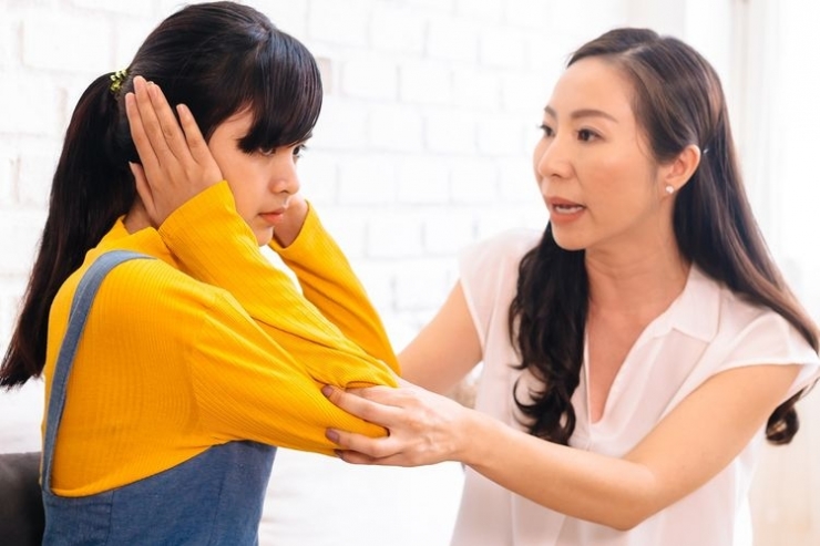 Toxic parents memiliki efek besar yang berlaku hingga dewasa pada sang anak. Sumber: Twinsterphoto via Kompas.com