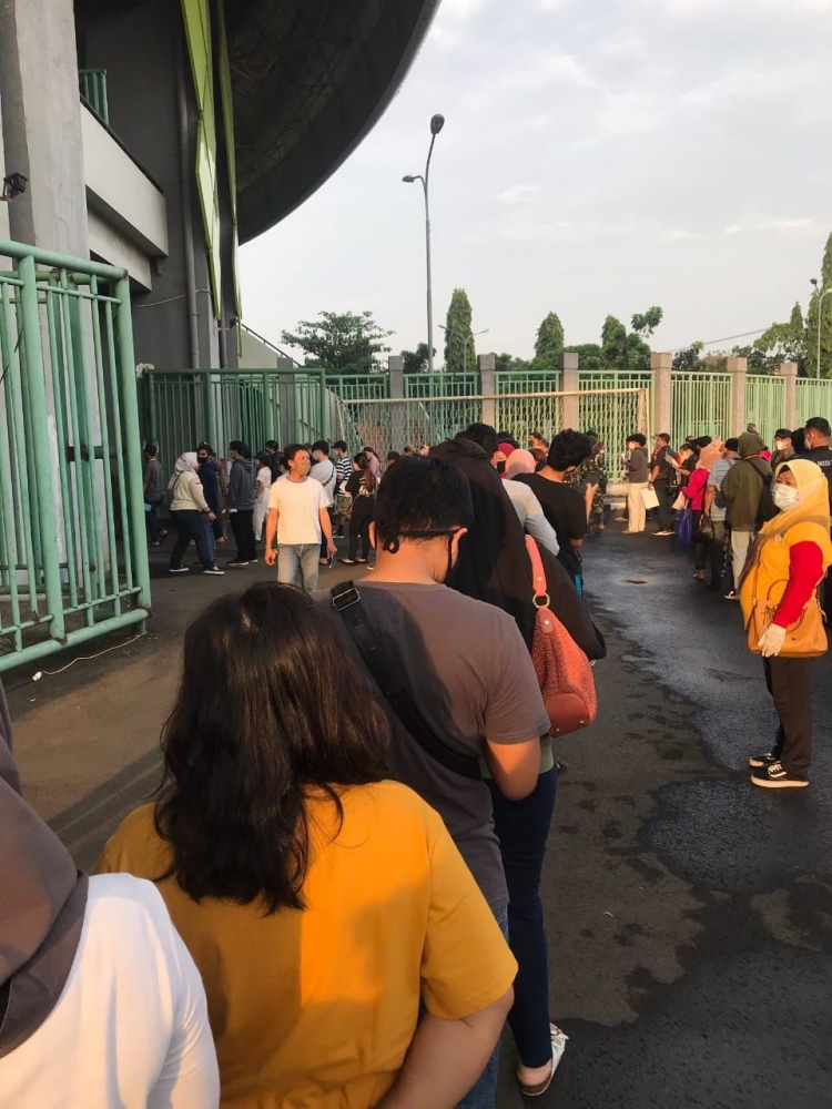 Antrian panjang vaksin masyarakat di Stadion Patriot Chandrabaga, Bekasi (sumber twitter @faizaufi pada Kamis, 1 Juli 2021)