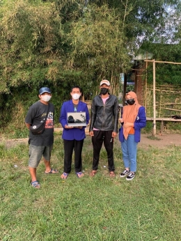 Foto Serah Terima Video Dokumenter dengan Pemuda Dusun Semanding (Sumber: dokumen pribadi)