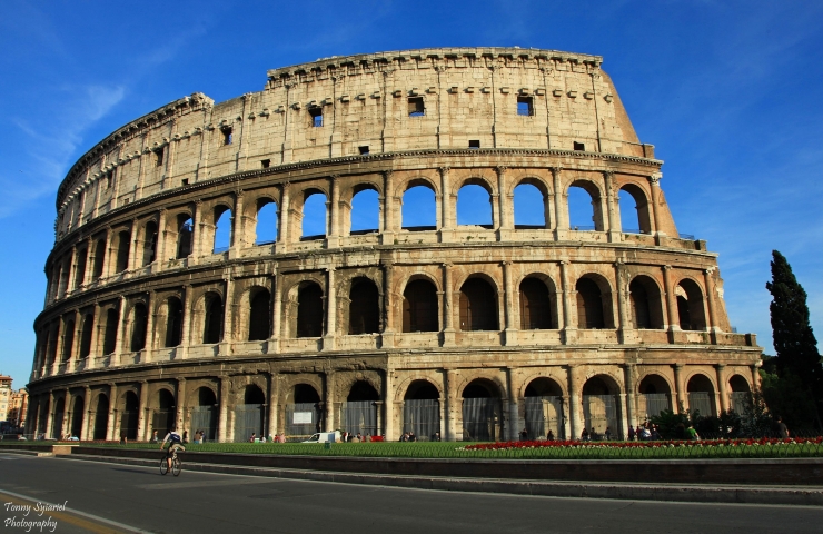 Colosseum dilihat dari Via Celio Vibenna. Sumber: koleksi pribadi