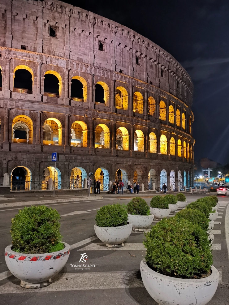 Colosseum, ikon kota Roma paling terkenal. Sumber: koleksi pribadi