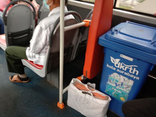 Tempat sampah di dalam bus. Dokumen Pribadi